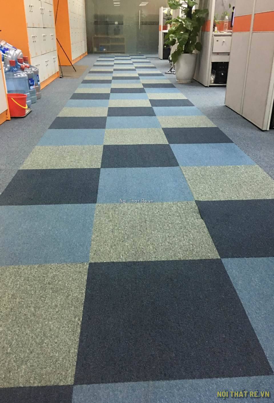 thảm tấm ghép 3 màu với nhau ở lối đi chung
