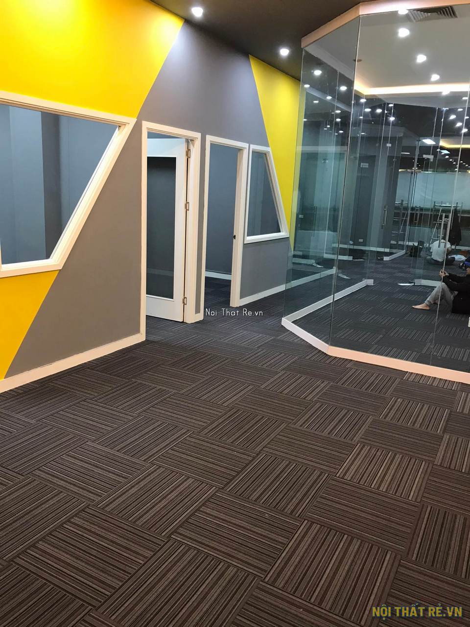 Văn phòng hiện đại sơn màu vàng ghi, sử dụng thảm tấm ghép DK