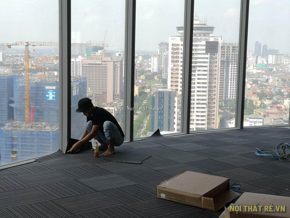thợ dán thảm tại toà nhà văn phòng cao tầng