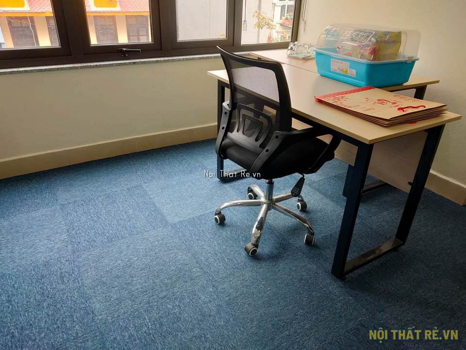 Thảm văn phòng màu xanh dương với bàn và ghế xoay
