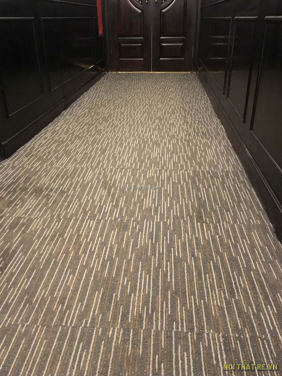 lối đi vào nhà biệt thự sử dụng thảm tấm basic vi màu vàng