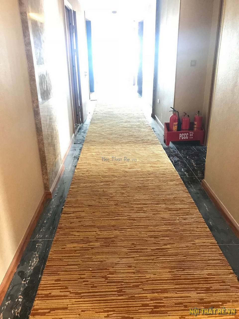 Thảm màu vàng trải hành lang khách sạn