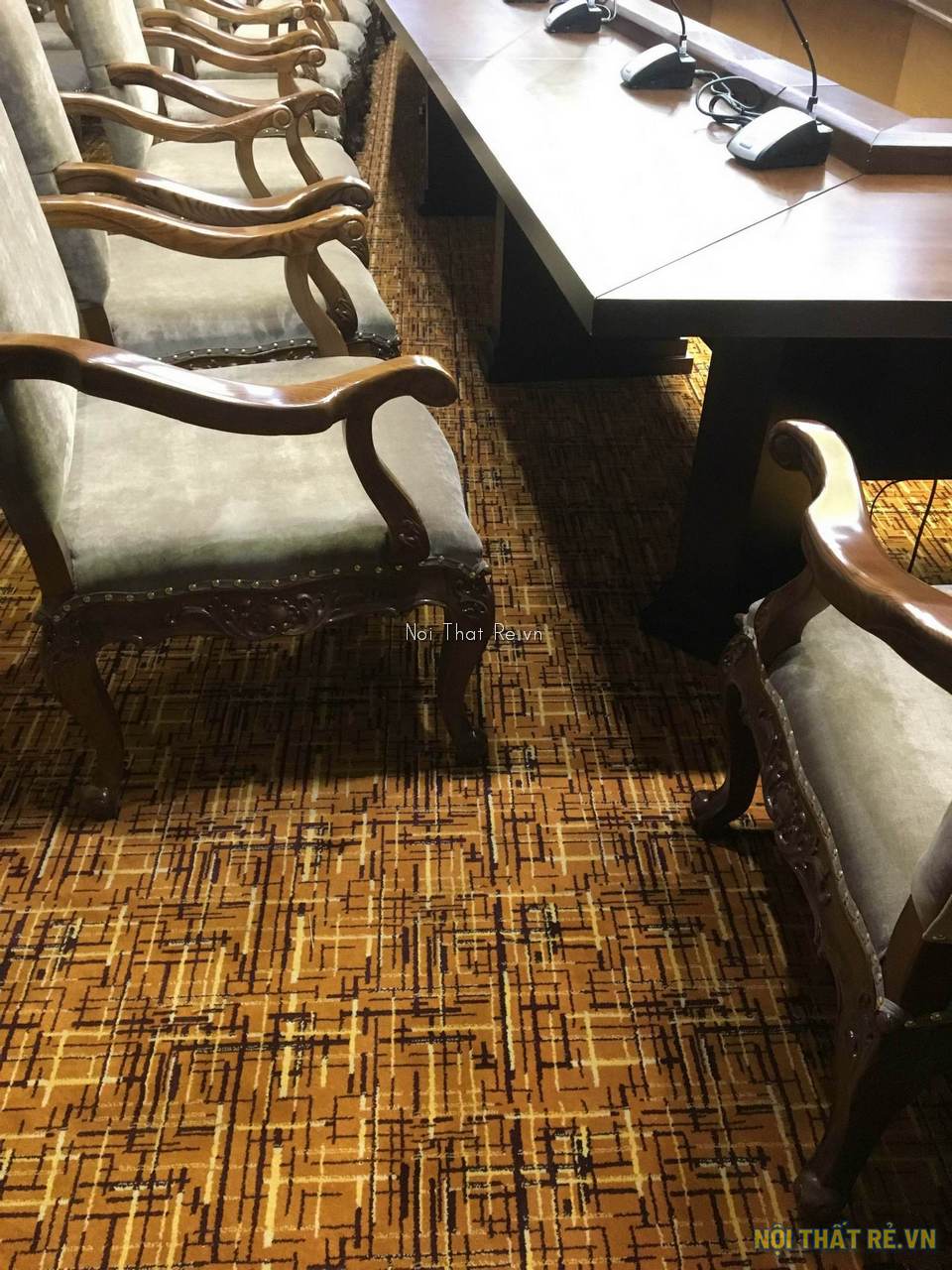 thảm màu vàng dùng ở phòng họp