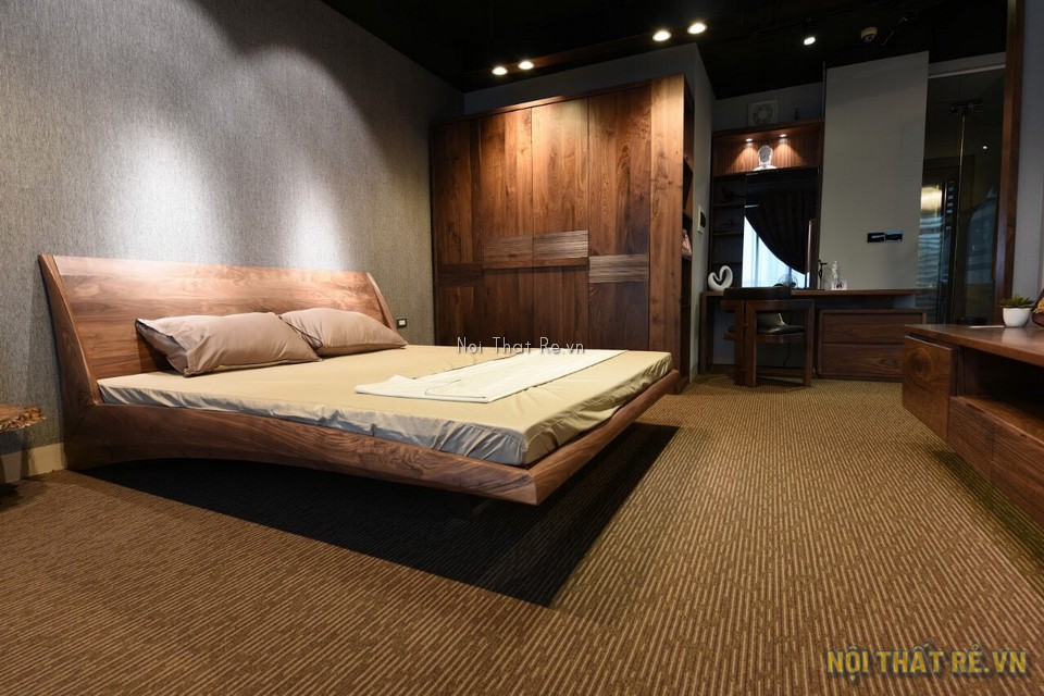 phòng ngủ tông màu gỗ nâu kết hợp với thảm màu vàng