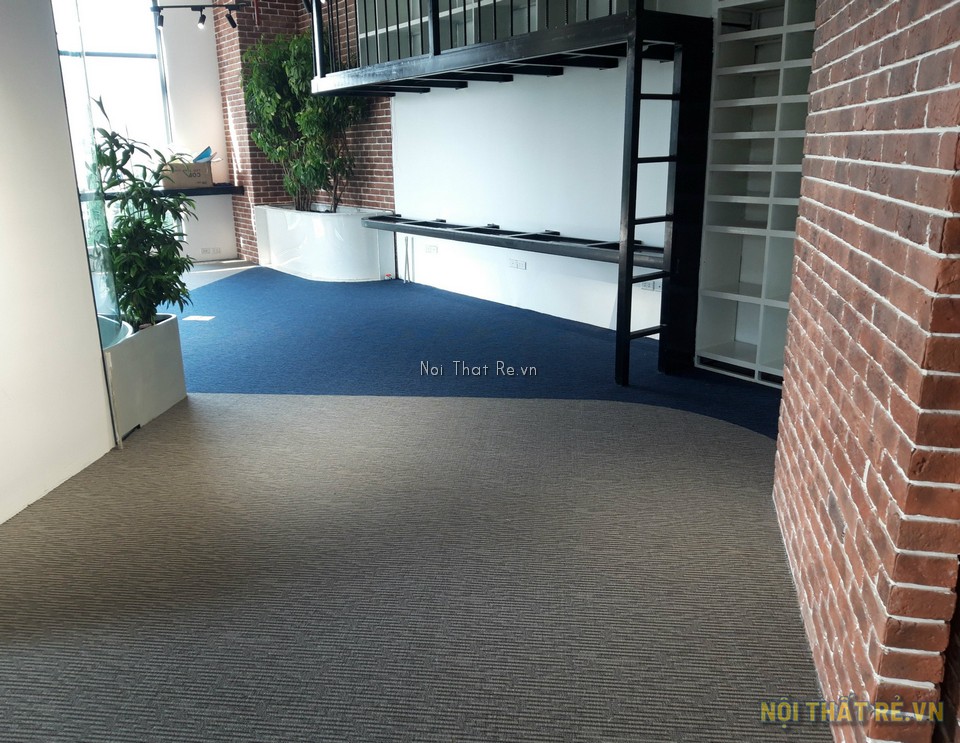 văn phòng công ty thiết kế dùng thảm 2 màu ghi và xanh dương