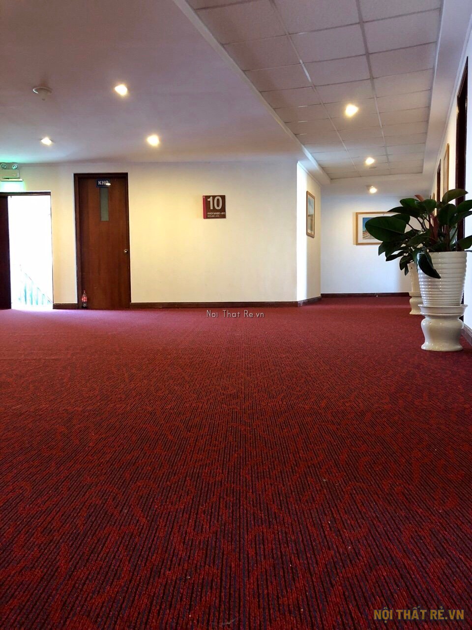 thảm trải sàn crest màu đỏ trải hành lang khách sạn