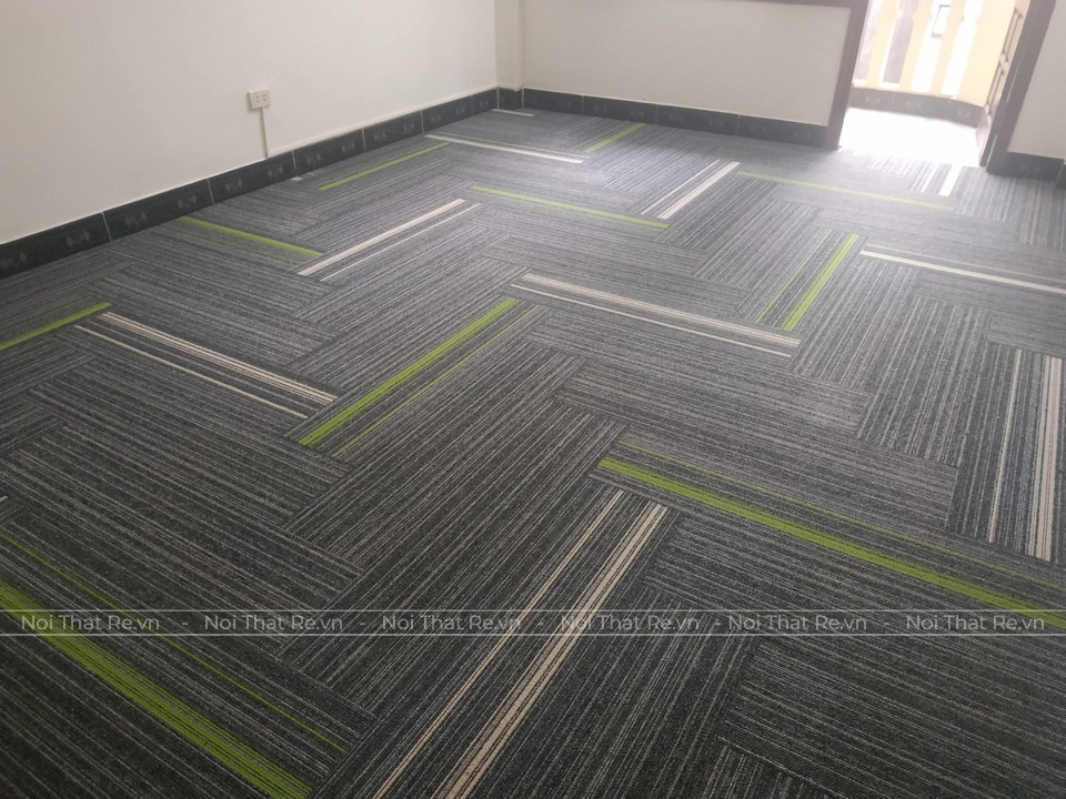 Nhấn mạnh 1 số tấm thảm kẻ sọc màu xanh tạo điểm nhấn sang trọng cho văn phòng mới 2021