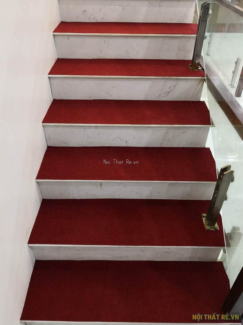 thảm đỏ dán mặt bậc cầu thang